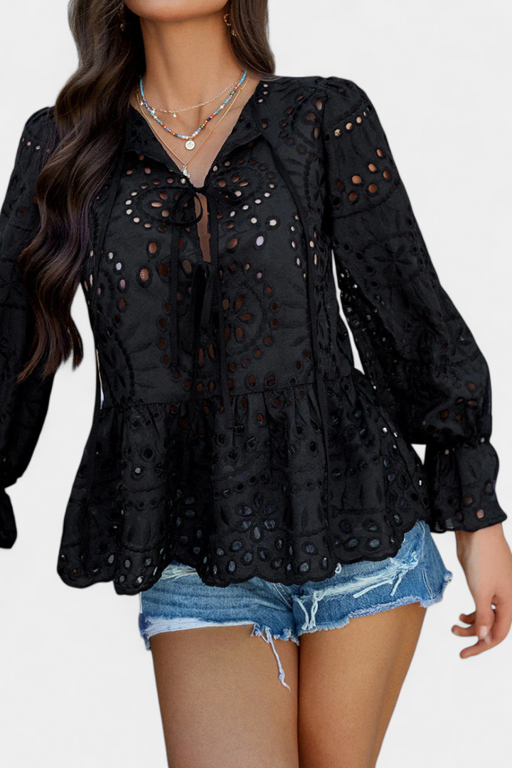 Kayden | Top Bohemio de Encaje con Corte Fluido